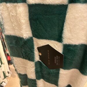 Max Studio Green and White Holiday Blanket